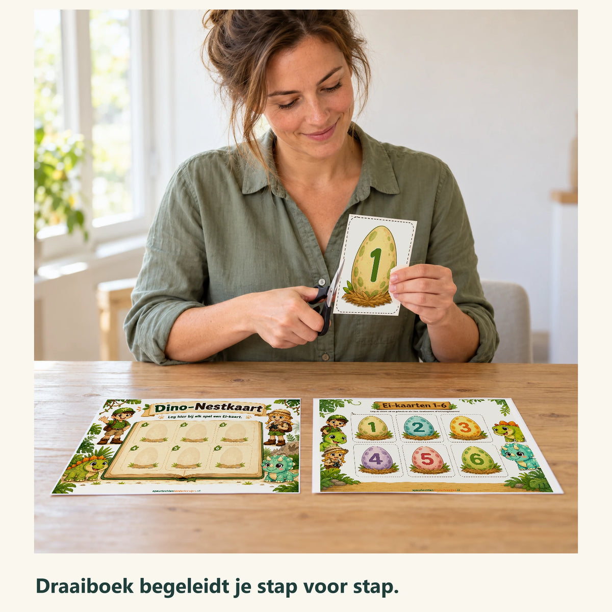 Een ouder knipt een echte Dino-ei-kaart uit, met de tekst: Draaiboek begeleidt je stap voor stap.