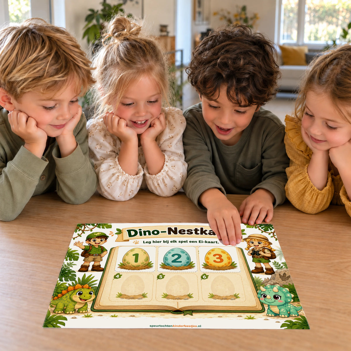 Een kind legt een gevonden ei-kaart op de Dino-Nestkaart terwijl de andere kinderen meekijken.