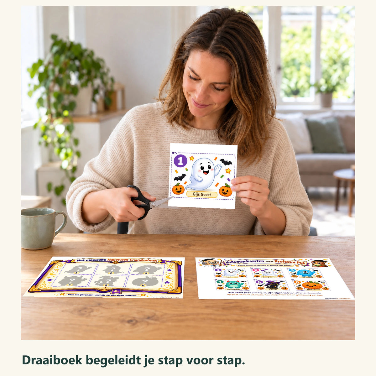Een ouder bereidt de echte halloween printmaterialen voor, met het draaiboek als stapsgewijze begeleiding.