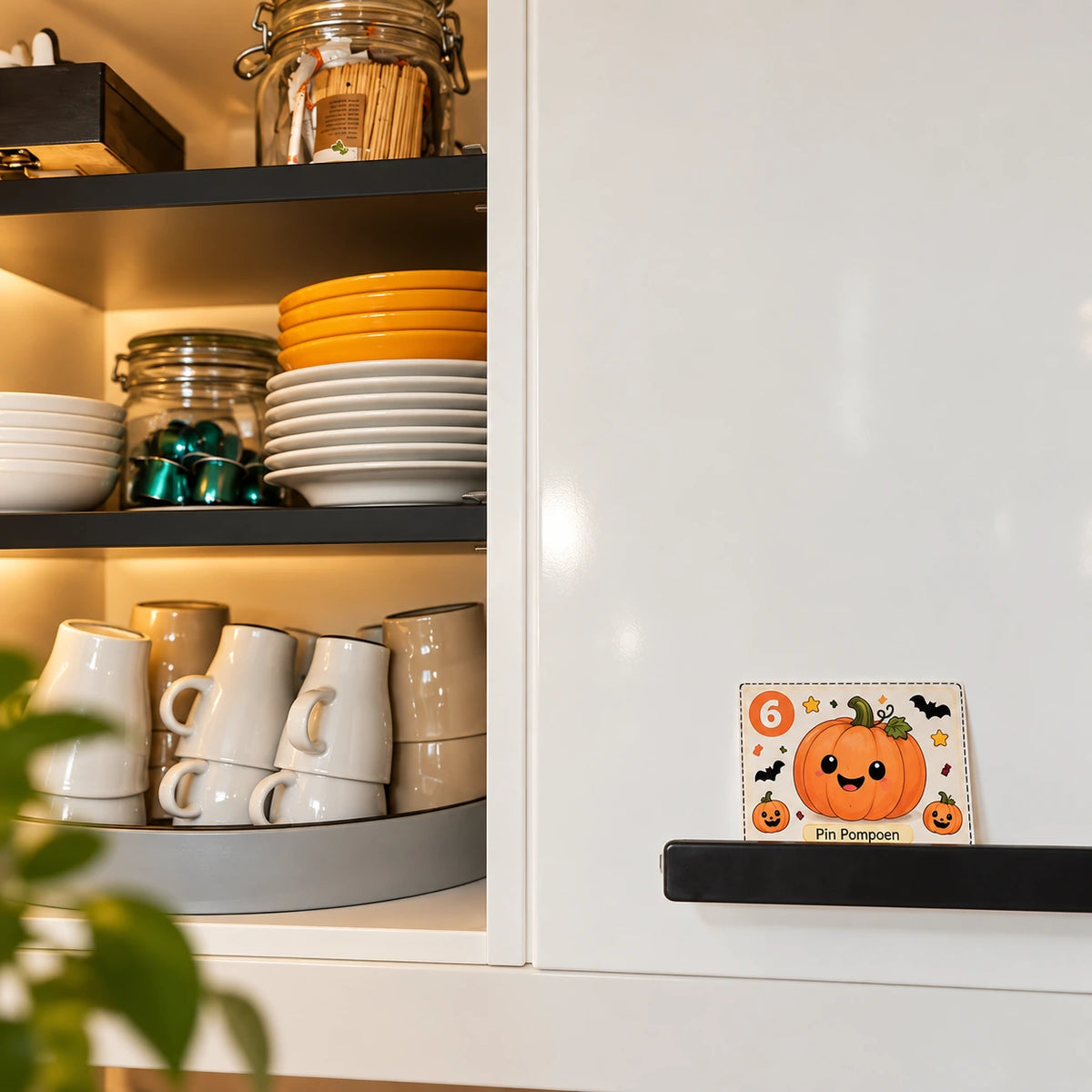 Ouder verstopt een puzzelkaart voor de Halloween speurtocht in een keukenkast