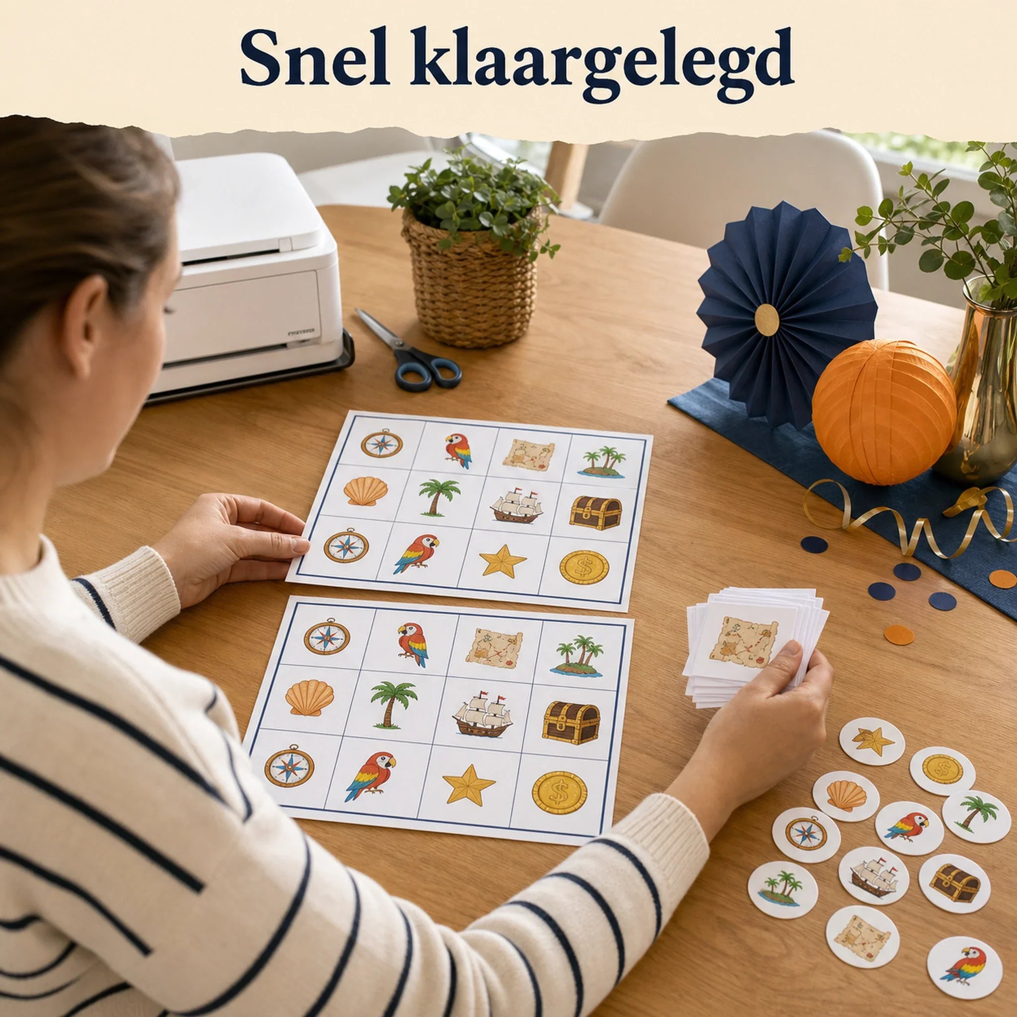 Ouder legt piraten bingokaarten, roepkaartjes en papieren fiches klaar.