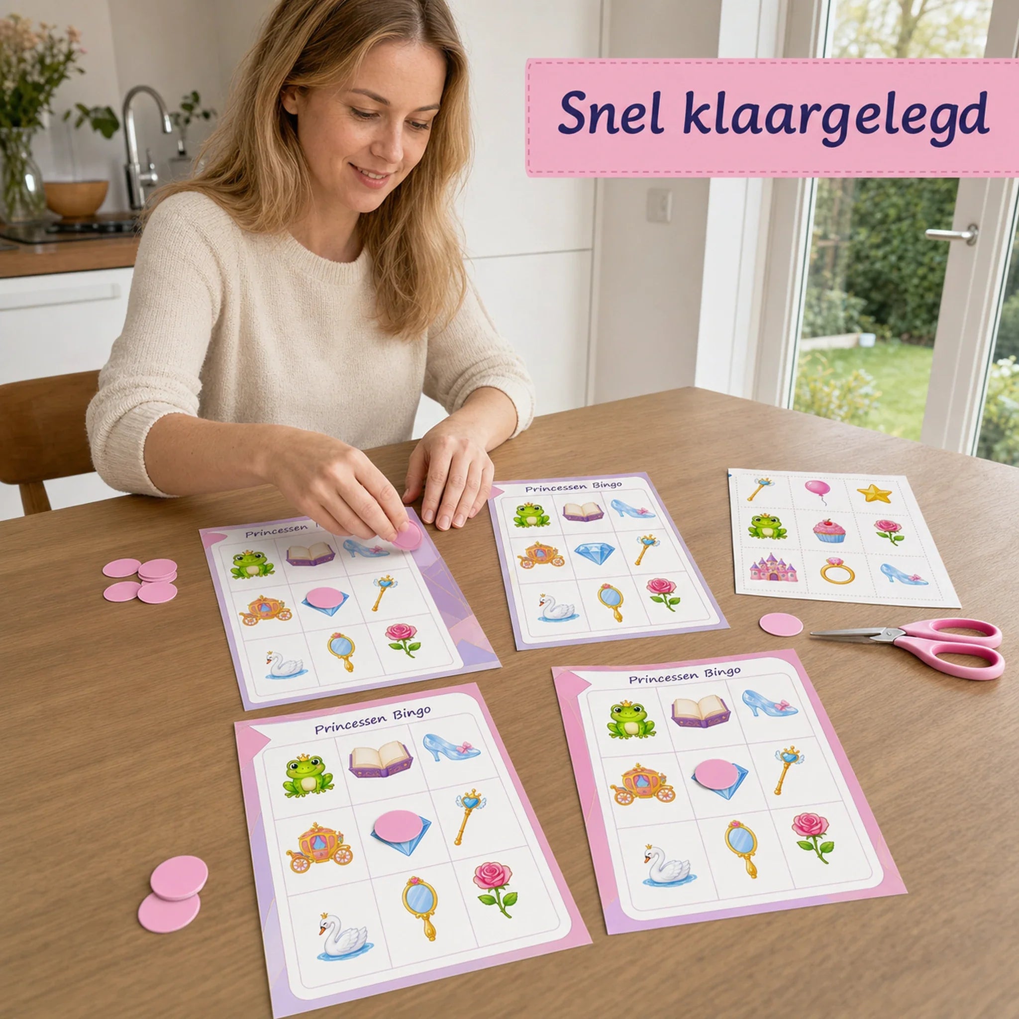 Ouder legt prinsessen bingokaarten, roepkaartjes en papieren fiches klaar.