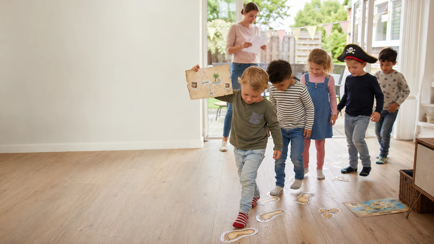 Kinderen volgen piratenvoetstappen en een schatkaart tijdens een piraten speurtocht kinderfeestje thuis