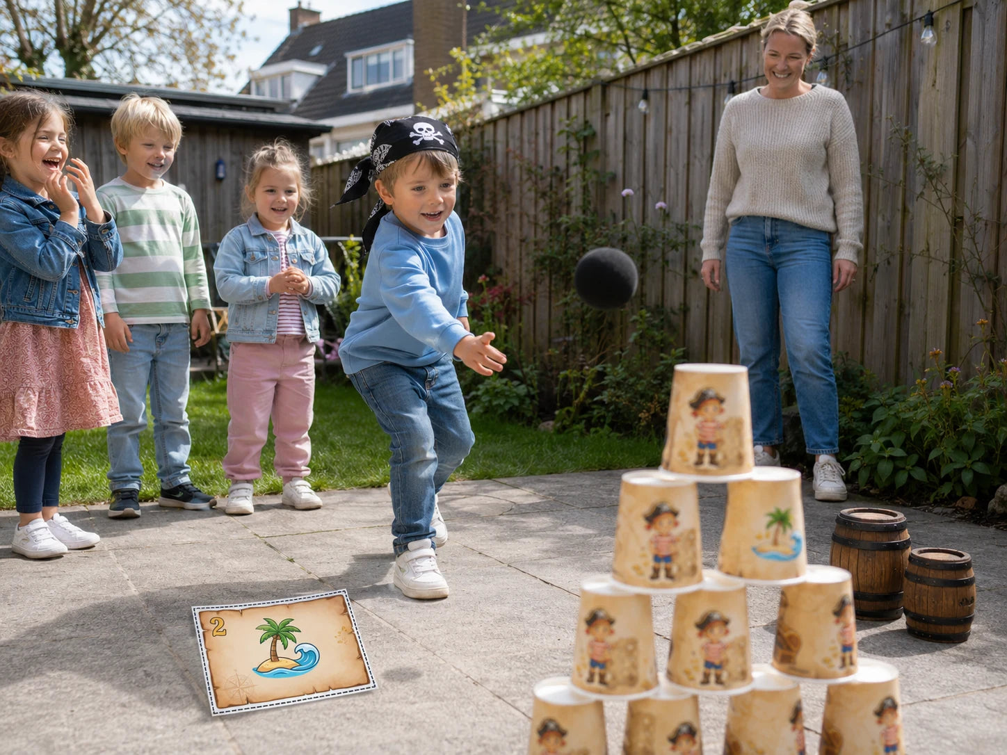 Kinderen gooien zachte kanonskogels tijdens een piraten speurtocht in de tuin